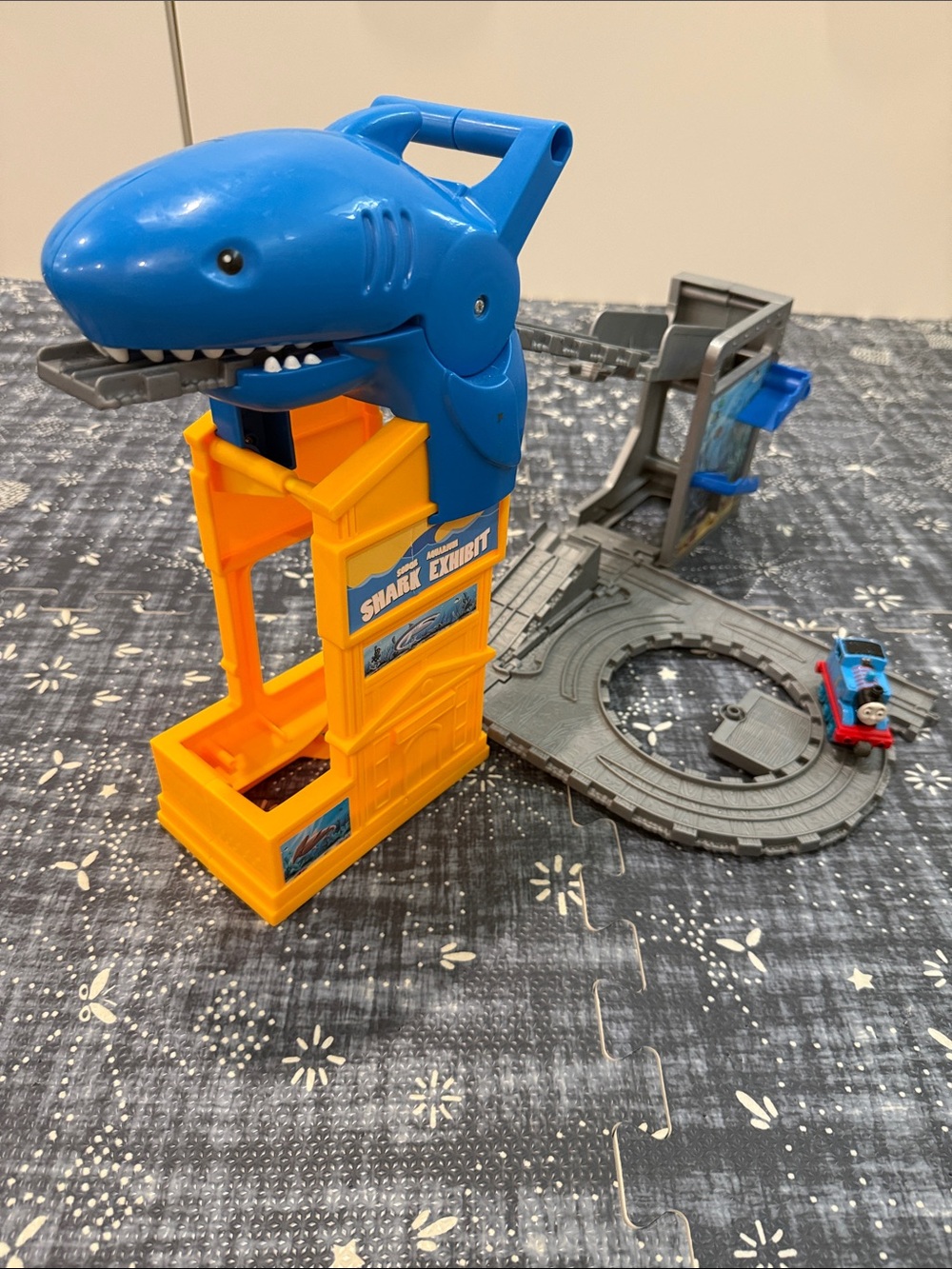 Thomas Take-n-Play Shark Exhibit Set